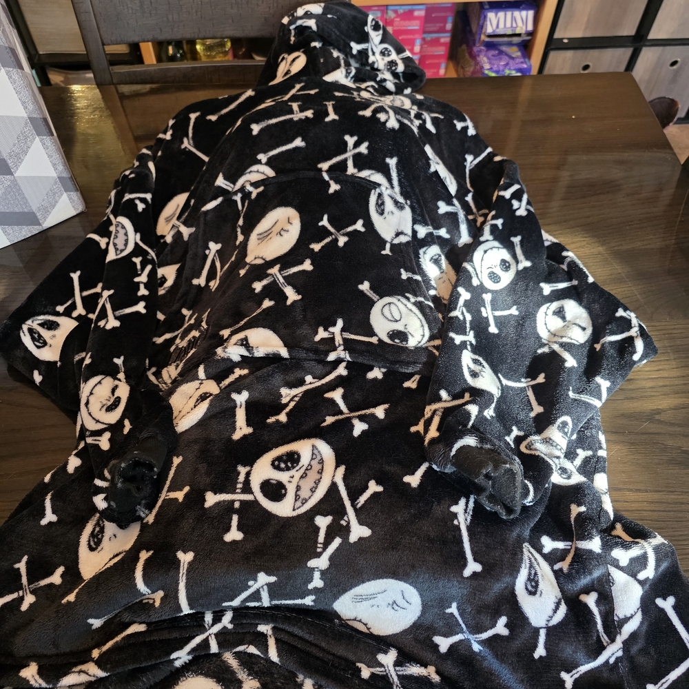 Disney X Cloud Black and White Jack Skellington Wearble Blanket